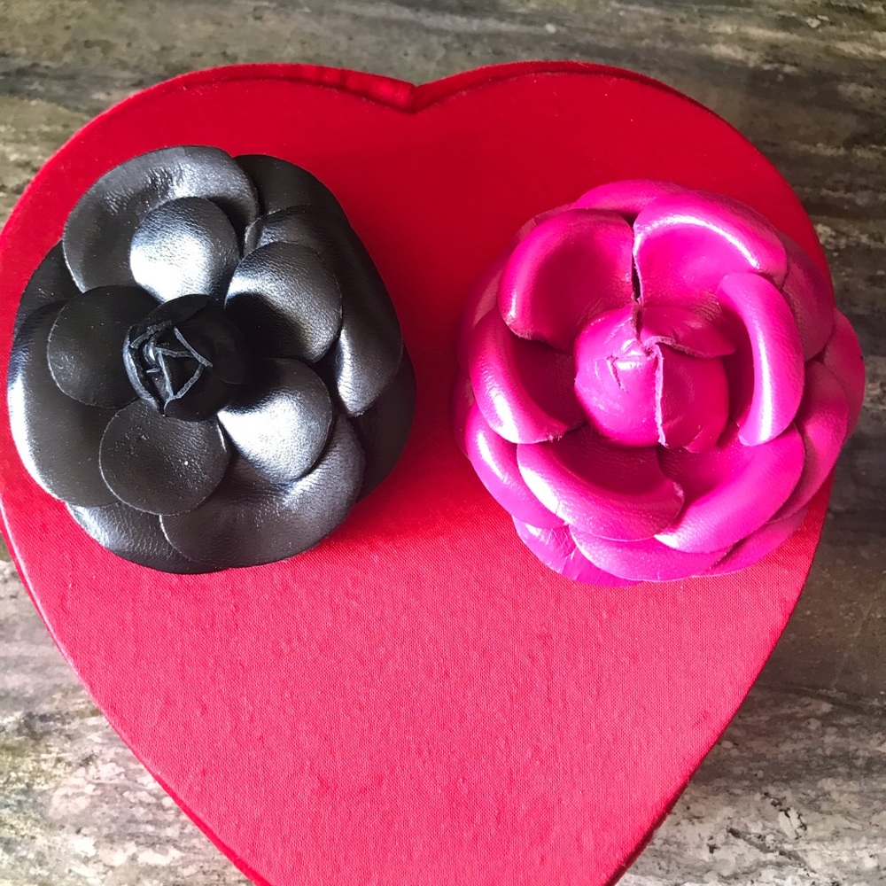 NWT DEBORAH RHODES 2 Leather BROOCHES Size 3 1/4”